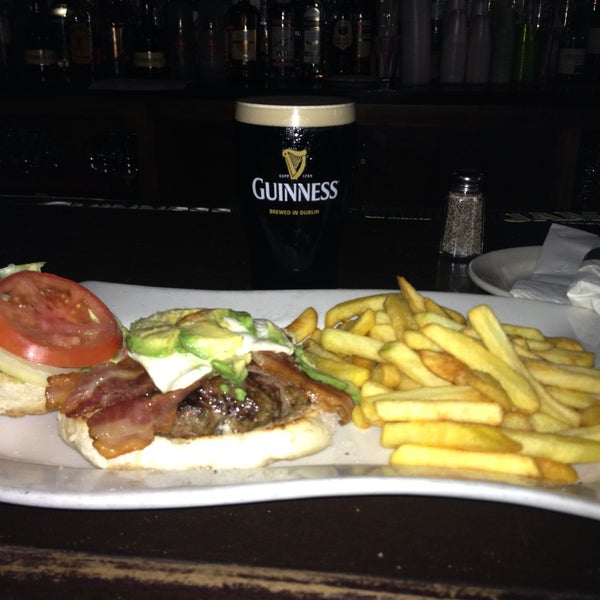 Foto tomada en Mickey Byrne&#39;s Irish Pub  por Jackie A. el 4/18/2013