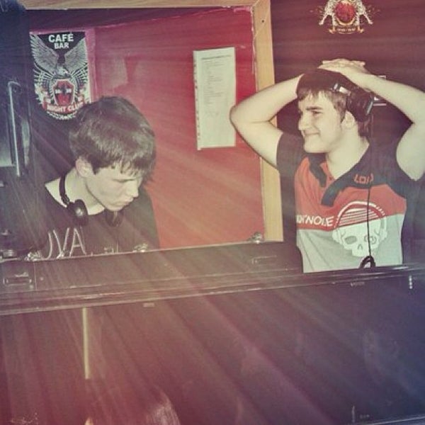 Foto tomada en Bar&amp;Club 50/50  por Sasha Y. el 3/17/2013