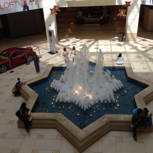 Das Foto wurde bei Aventura Mall Fountain von Dilnazik N. am 5/14/2013 aufgenommen