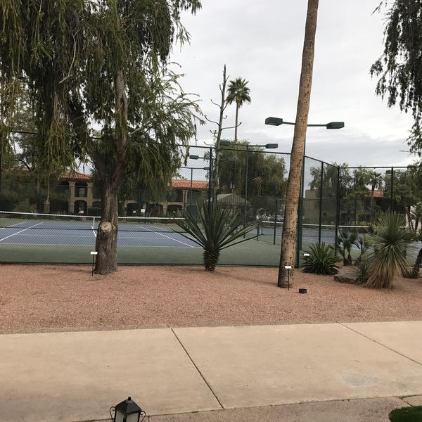 Foto diambil di The Scottsdale Plaza Resort oleh Dilnazik N. pada 2/27/2017