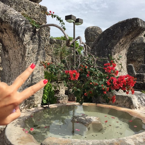 Foto diambil di Coral Castle oleh Dilnazik N. pada 11/6/2016
