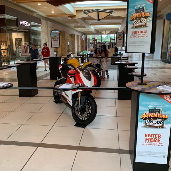 Das Foto wurde bei Brookfield Square Mall von Dave M. am 6/25/2019 aufgenommen