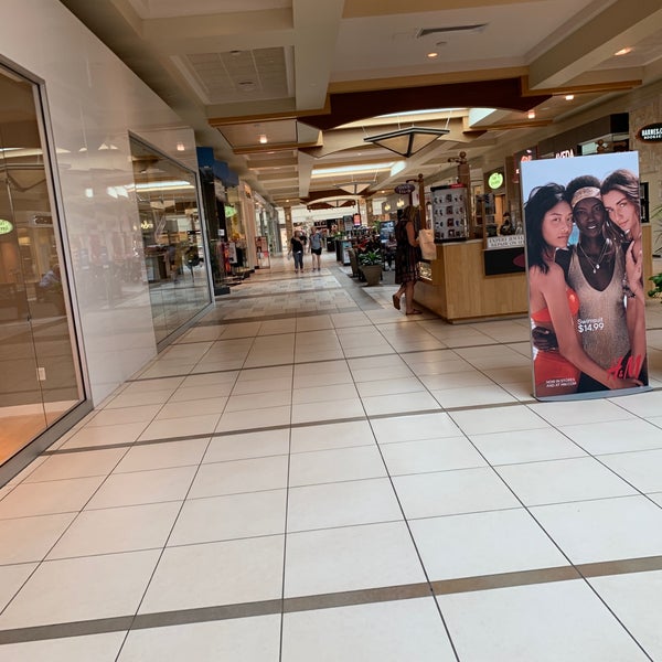 Photo prise au Brookfield Square Mall par Dave M. le6/25/2019