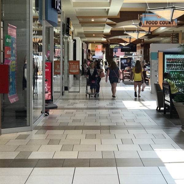 6/29/2018 tarihinde Dave M.ziyaretçi tarafından Brookfield Square Mall'de çekilen fotoğraf