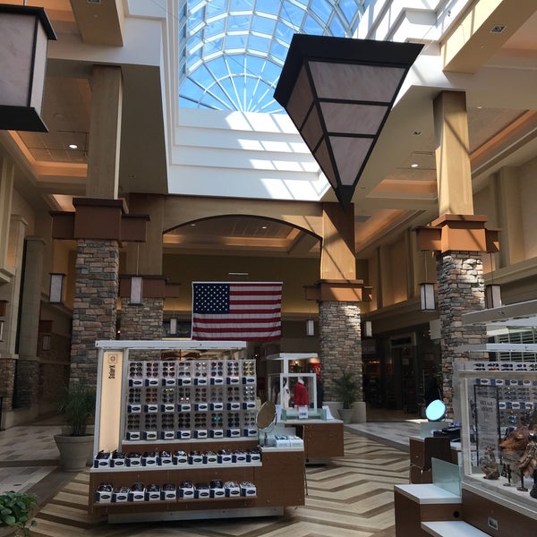 7/11/2018 tarihinde Dave M.ziyaretçi tarafından Brookfield Square Mall'de çekilen fotoğraf