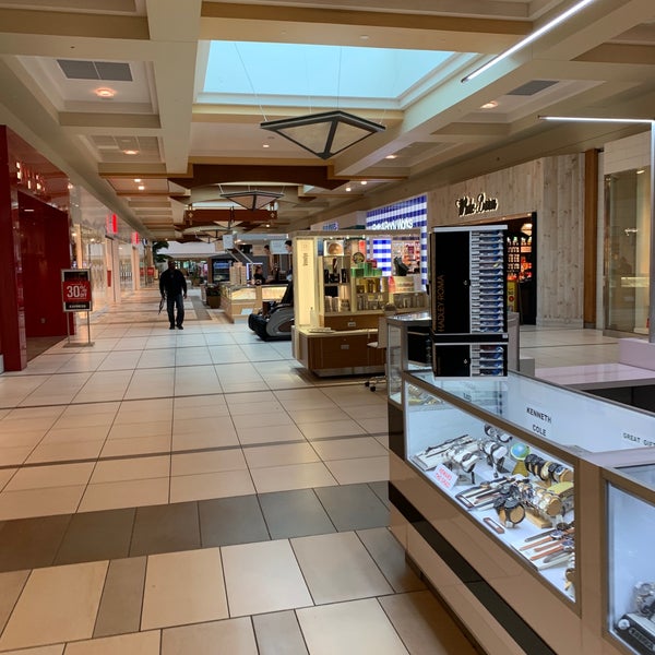 รูปภาพถ่ายที่ Brookfield Square Mall โดย Dave M. เมื่อ 6/25/2019