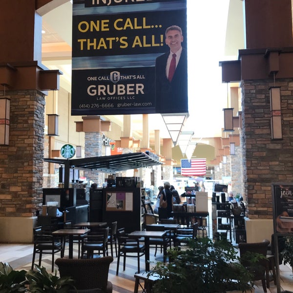 6/29/2018 tarihinde Dave M.ziyaretçi tarafından Brookfield Square Mall'de çekilen fotoğraf