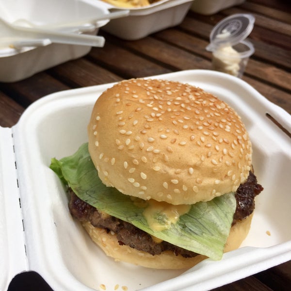 Foto tirada no(a) Bleecker Burger por Muneera em 9/7/2018