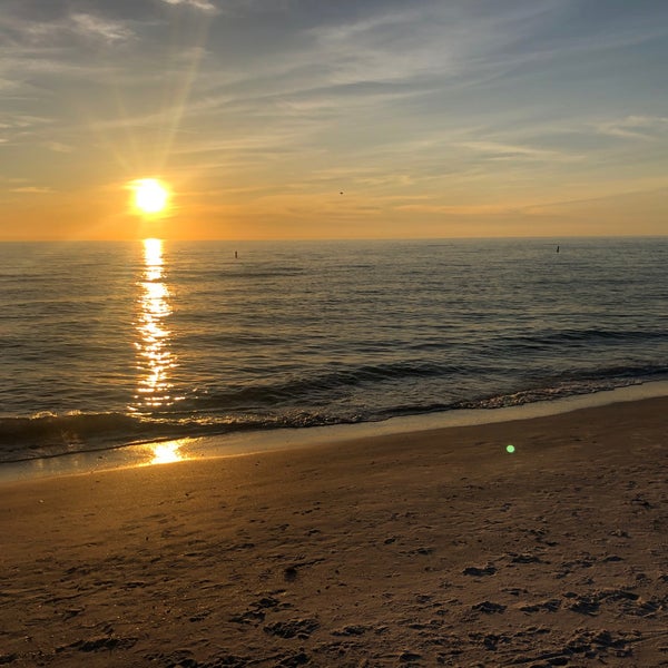 รูปภาพถ่ายที่ Sloppy Joe&#39;s On The Beach โดย Kyle D. เมื่อ 11/27/2019