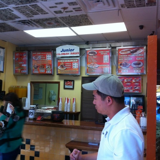 Foto scattata a Junior Colombian Burger - South Kirkman Road da Kevin D. il 11/9/2012
