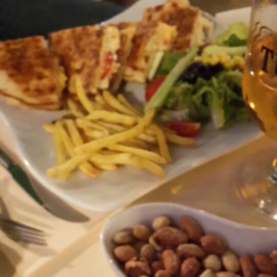 Das Foto wurde bei Antalya Cafe Bistro von Önoğlu Emlak 💕 Zeynep ö. am 10/1/2013 aufgenommen