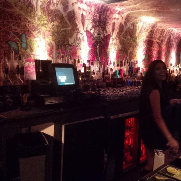 Das Foto wurde bei Rose Bar Lounge von Maximus S. am 11/13/2014 aufgenommen