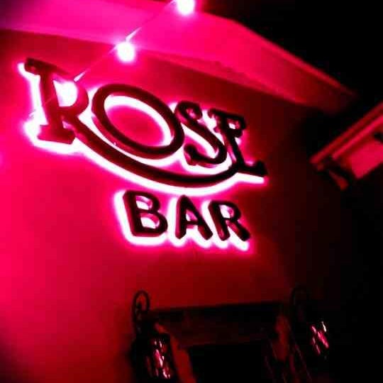 Das Foto wurde bei Rose Bar Lounge von Maximus S. am 10/16/2014 aufgenommen