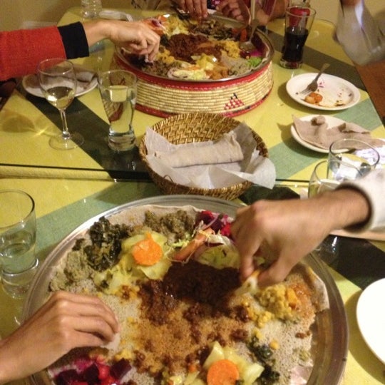 11/18/2012 tarihinde Sumit D.ziyaretçi tarafından Bete Ethiopian Cuisine &amp; Cafe'de çekilen fotoğraf