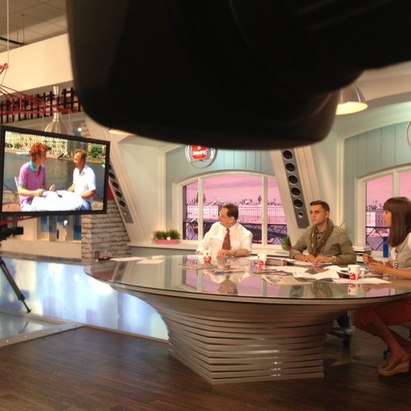 Фотостудия курская. Дизайн студии программы. Доброе утро первый канал студия. Утро россии студия. Студия утренней программы.