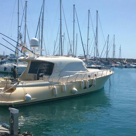 Das Foto wurde bei La Punta Yacht Club Pasito Blanco von Helen T. am 3/23/2013 aufgenommen