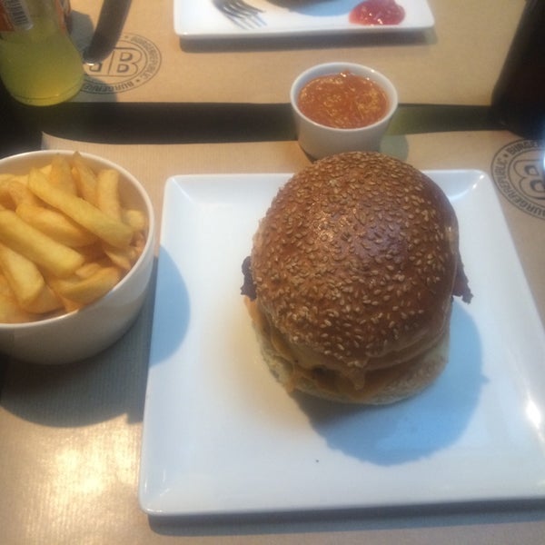 Photo taken at Burger Republic by Fábio T. on 4/26/2014