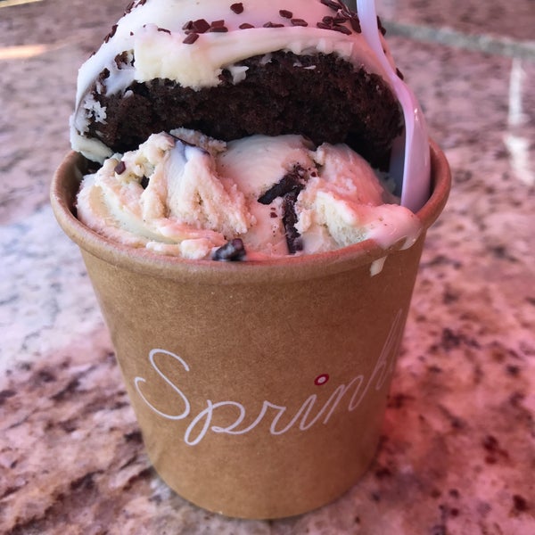 Das Foto wurde bei Sprinkles Ice Cream von Juvy E. am 4/22/2018 aufgenommen