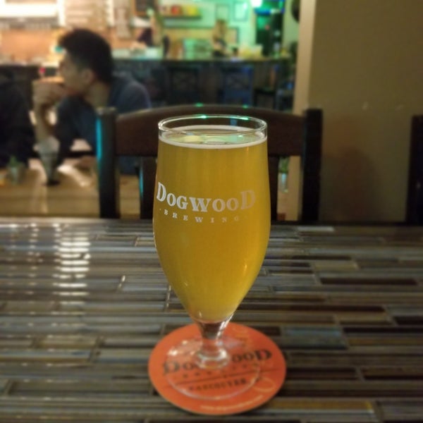 รูปภาพถ่ายที่ Dogwood Brewery โดย Beerded G. เมื่อ 11/15/2019