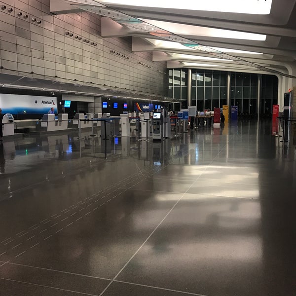 Alaska Airlines Ticket Counter Mostrador de boletos de aeropuerto