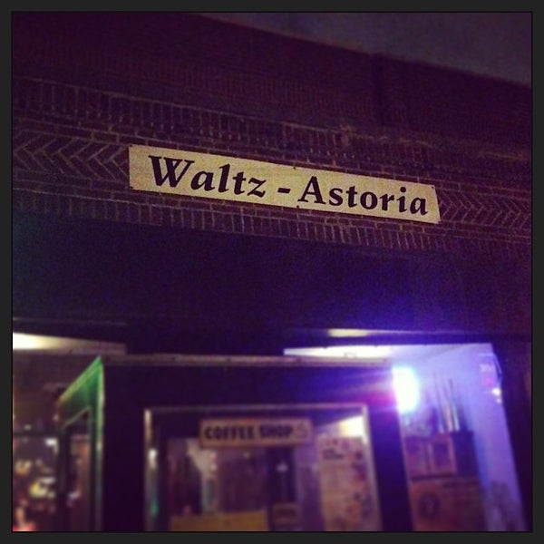 Photo prise au Waltz-Astoria par Alex D. le10/31/2013