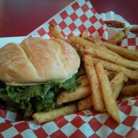 รูปภาพถ่ายที่ Teddy&#39;s Bigger Burgers โดย anthony n. เมื่อ 1/7/2013