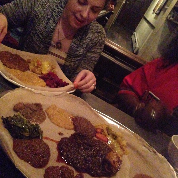 4/4/2015 tarihinde Dan M.ziyaretçi tarafından Bati Ethiopian Restaurant'de çekilen fotoğraf