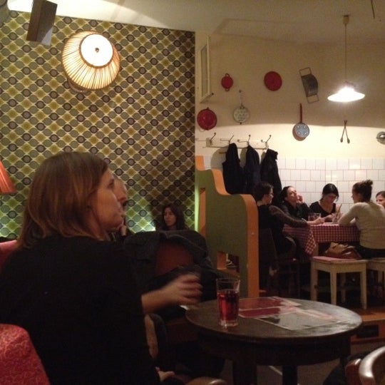 Foto diambil di Garzon Café oleh Orsolya H. pada 11/15/2012