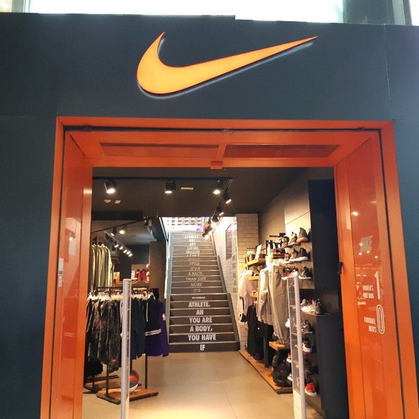 closest official nike store near rome new york