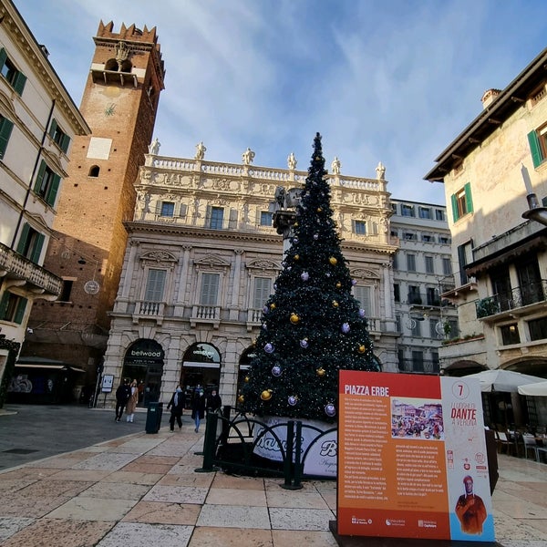 รูปภาพถ่ายที่ Piazza delle Erbe โดย Giorgio M. เมื่อ 11/29/2021