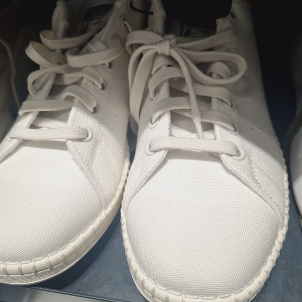 Adidas Outlet Store Bagnolo San Vito da Spor Malzemeleri Perakendecisi da foto raflar
