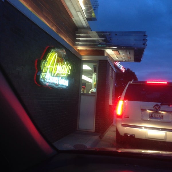 Foto tirada no(a) Andy&#39;s Frozen Custard por Matt W. em 5/18/2014