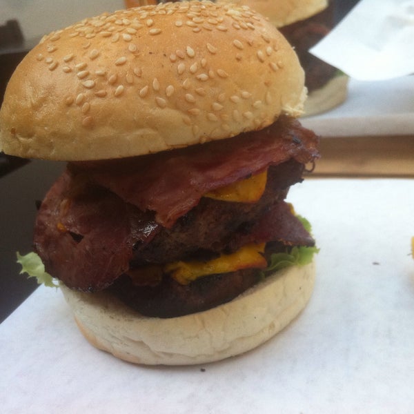 Foto scattata a Wanted Burger da Erdi A. il 9/27/2015