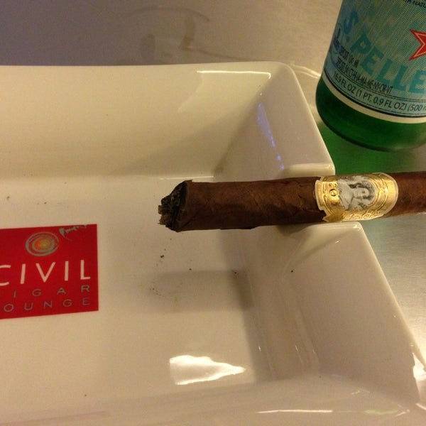 6/16/2013 tarihinde William P.ziyaretçi tarafından Civil Cigar Lounge'de çekilen fotoğraf