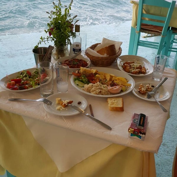 A pretty family restaurant in Kokkari coast... try kokkari salad, shrimp (not jumbo) and mussels in saganaki... the view is awesome...