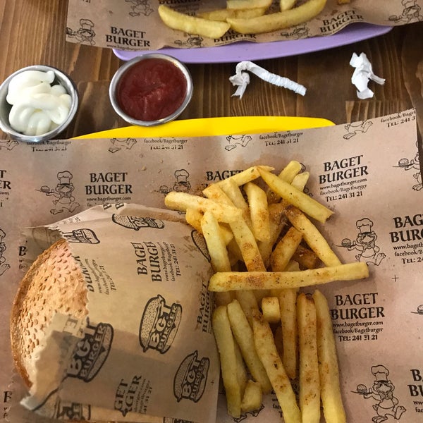 Foto diambil di Baget Burger oleh Ümmühan D. pada 9/27/2018