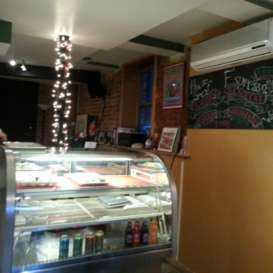 Das Foto wurde bei Bottom Line Coffee House von Ruth A. am 11/11/2012 aufgenommen