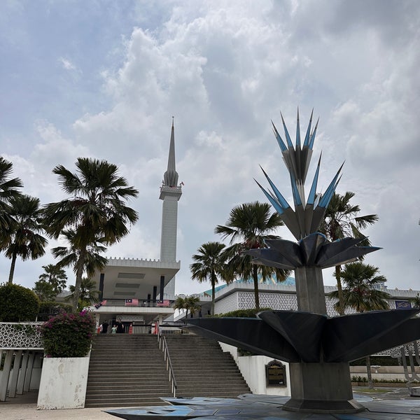 Foto diambil di Masjid Negara Malaysia oleh Go And C. pada 9/2/2023