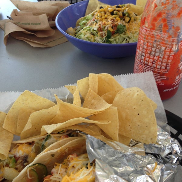 4/30/2013 tarihinde Dionne C.ziyaretçi tarafından Burrito Boarder'de çekilen fotoğraf