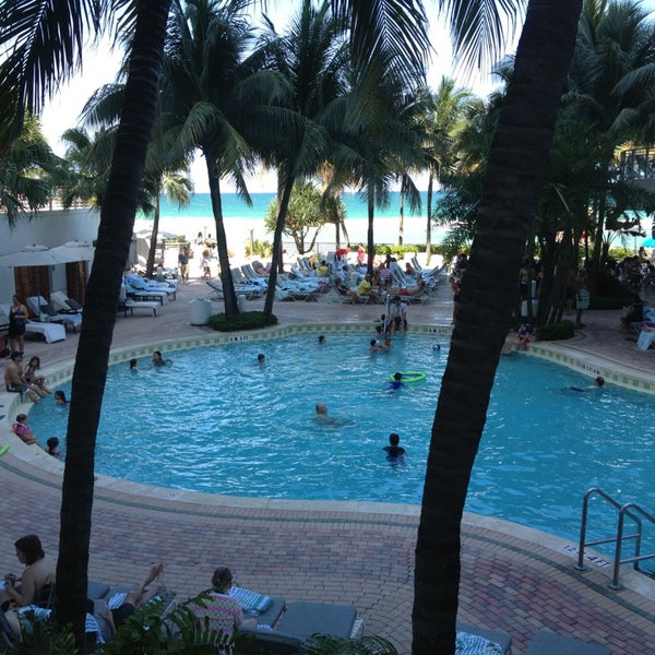 Снимок сделан в Pool at the Diplomat Beach Resort Hollywood, Curio Collection by Hilton пользователем Oscar R. 5/25/2013