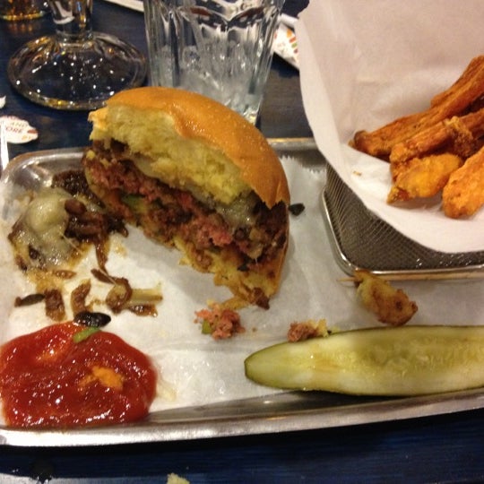 Das Foto wurde bei Burgers and More by Emeril von Paige P. am 11/4/2012 aufgenommen