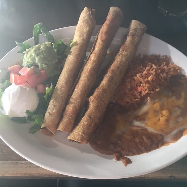 Das Foto wurde bei Campuzano Mexican Food von Martha X. am 10/5/2016 aufgenommen