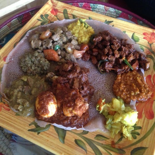 Foto tomada en Abyssinia Ethiopian Restaurant  por Karen W. el 11/8/2012