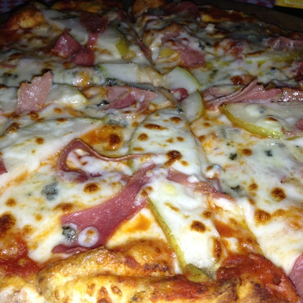 Una de las especialidades gourmet... Pizza Toscana ... Prosciutto, gorgonzola y pera fileteada... Una exquisitez!!!