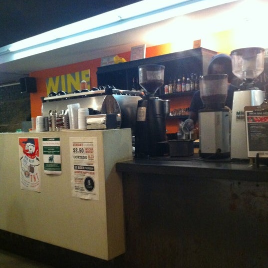รูปภาพถ่ายที่ Chinatown Coffee Company โดย Dennis C. เมื่อ 12/7/2012