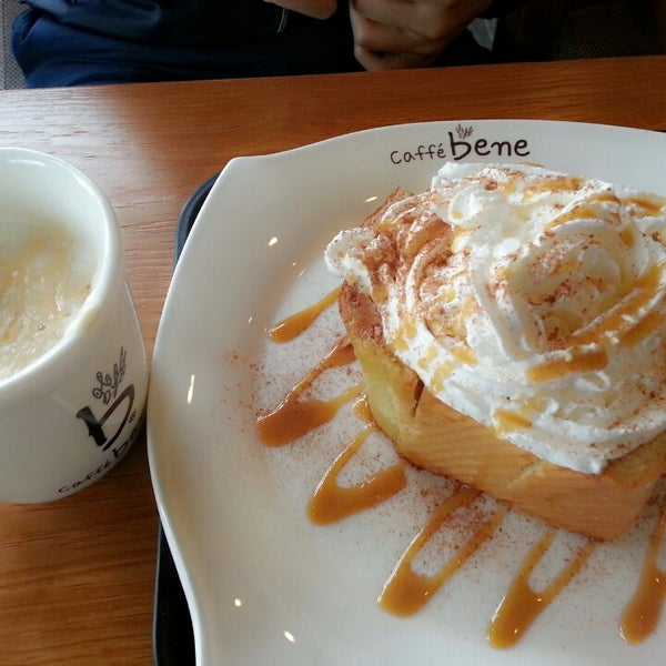 Photo taken at Caffe Bene Glenview by Soomi on 6/4/2014