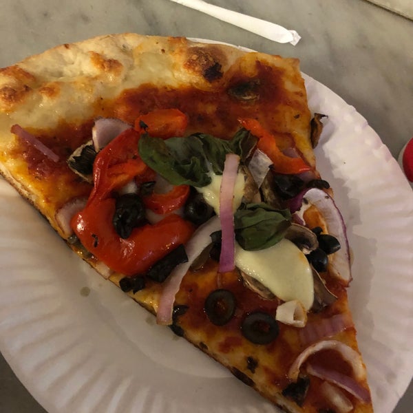 3/1/2020 tarihinde Jonathan B.ziyaretçi tarafından Joe&#39;s Pizza - Hollywood Blvd'de çekilen fotoğraf