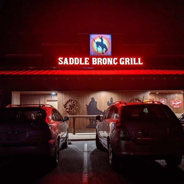 รูปภาพถ่ายที่ Saddle Bronc Grill โดย Shubi C. เมื่อ 3/7/2021