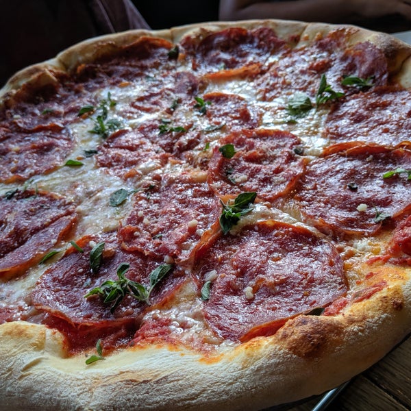 Foto tirada no(a) Regents Pizzeria por Gary M. em 6/23/2019