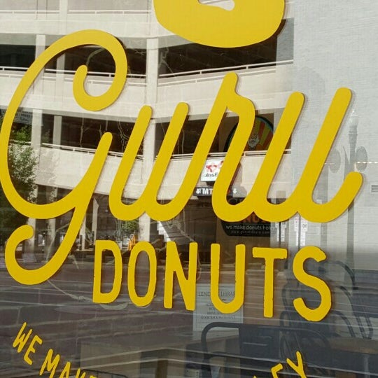 5/22/2016 tarihinde Gary M.ziyaretçi tarafından Guru Donuts'de çekilen fotoğraf